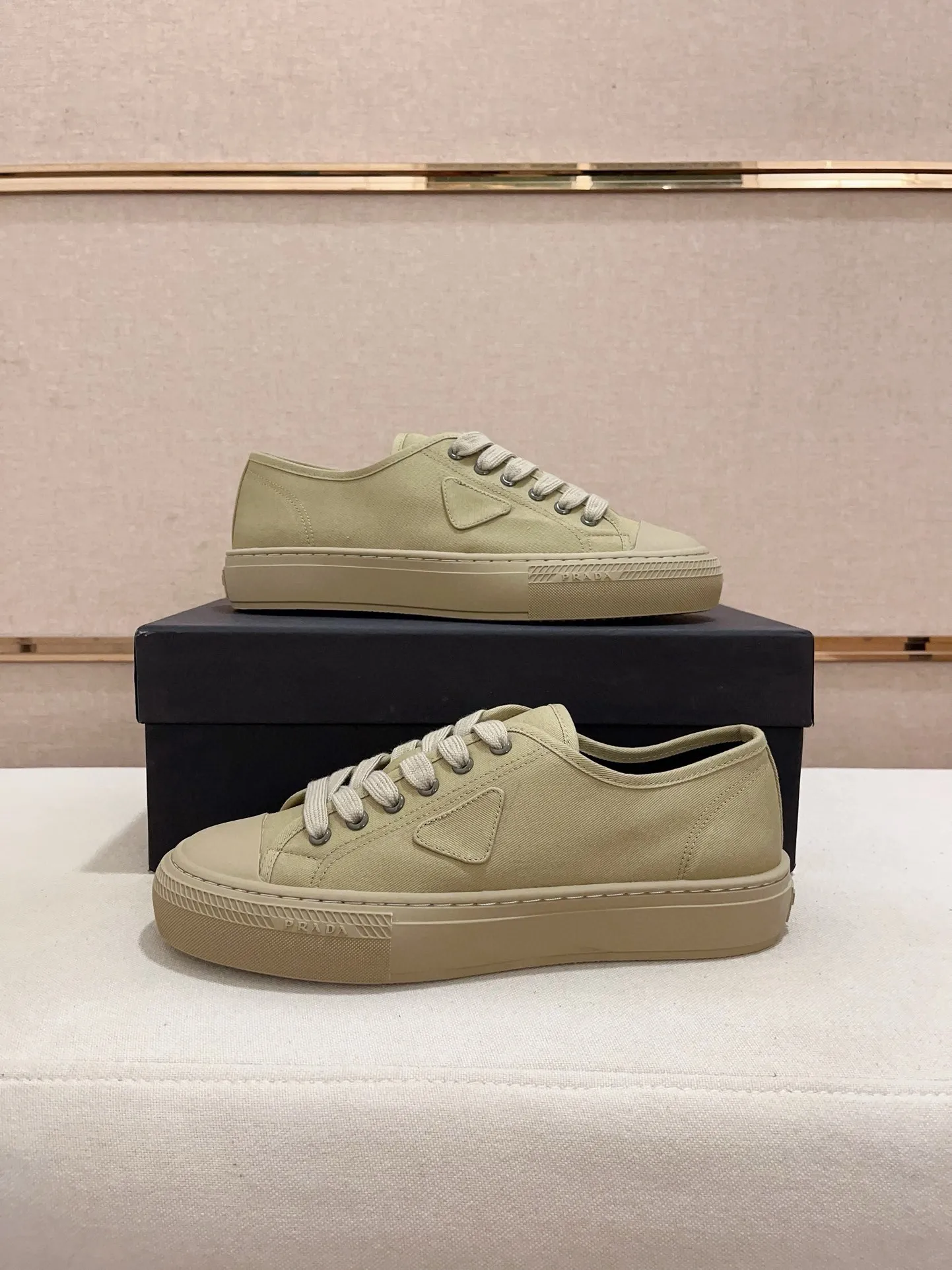 Men's shoes 💰 580💰 ✔️✔️✔️High-quality new PRADA counters are launched at the same time. The new men's shoes and 😘fabrics are selected from first-layer cowhide and are made by pure handicrafts. Lining: Full cowhide lining. 👍🏿 High-end ☄️ air-cushion molded anti-slip rubber outsole, exquisite lines, simple and elegant, comfortable and high-end for leisure travel. Code number: 38 to 44 (45 can be customized)